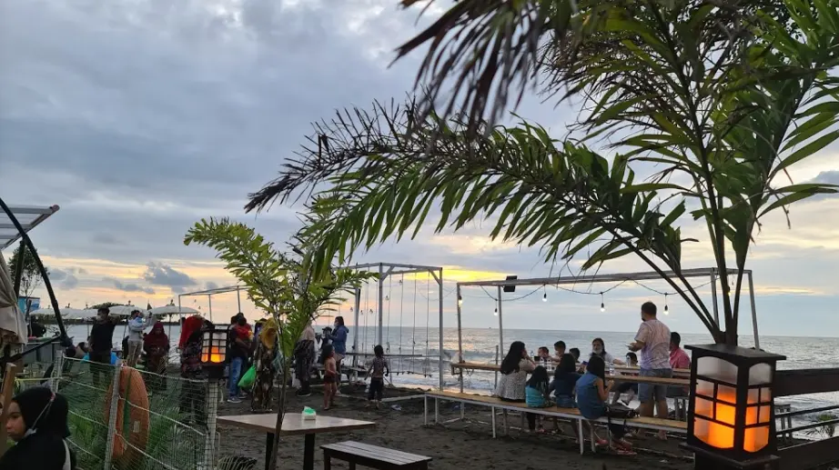 beach stone cafe makassar - tempat wisata hits di makassar